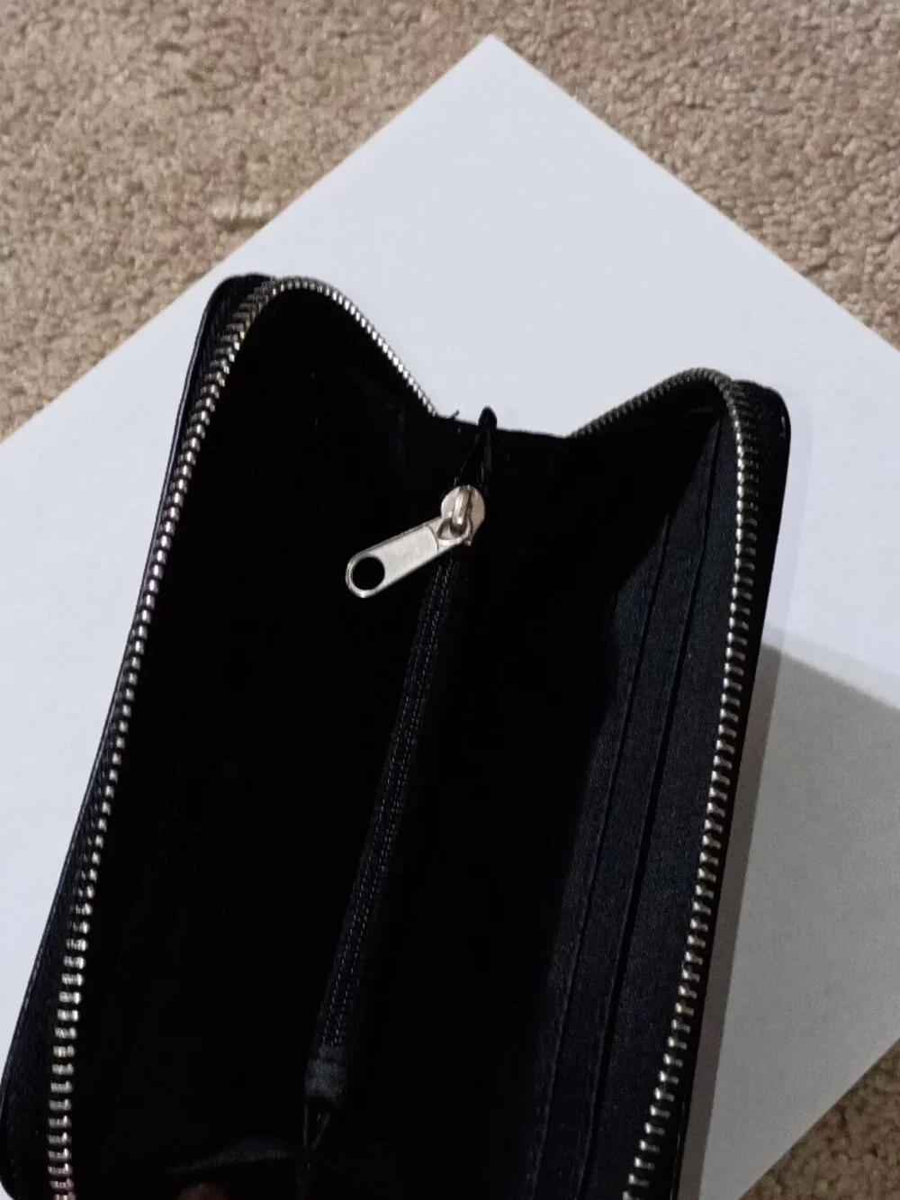 Nwot Womens Zip Around Wallet